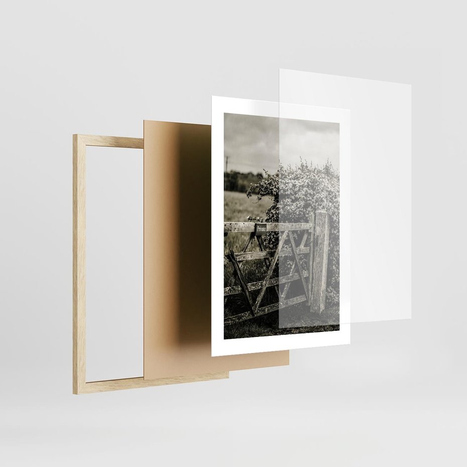 Plakat w ramie 30x40 - Wiejski Urok: Stary Płot i Kwitnący Krzew - rustykalne zdjęcie, stary płot - rama drewno