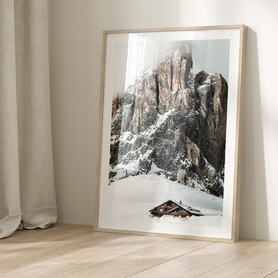 Plakat w ramie 30x40 - Górski Raj z Chatką - górskie szczyty, ośnieżone góry - rama drewno