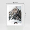 Plakat w ramie 30x40 - Górski Raj z Chatką - górskie szczyty, ośnieżone góry - rama biała