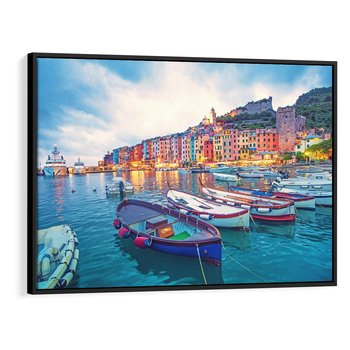 Obraz w ramie 70x50 - Tańczące kolory zachodu - nadmorskie kolorowe miast, kolorowe budynki na brzegu - rama czarna