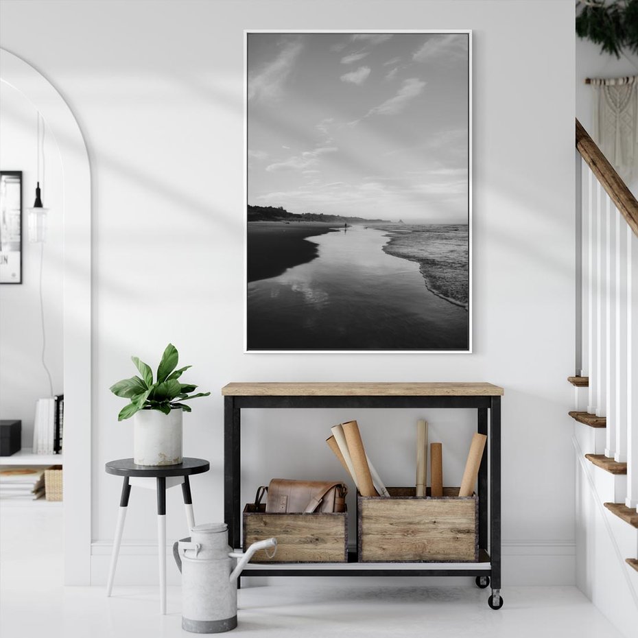 Obraz w ramie 80x120 - Nadmorska Melodia - czarno białe zdjęcie, plaża - rama biała