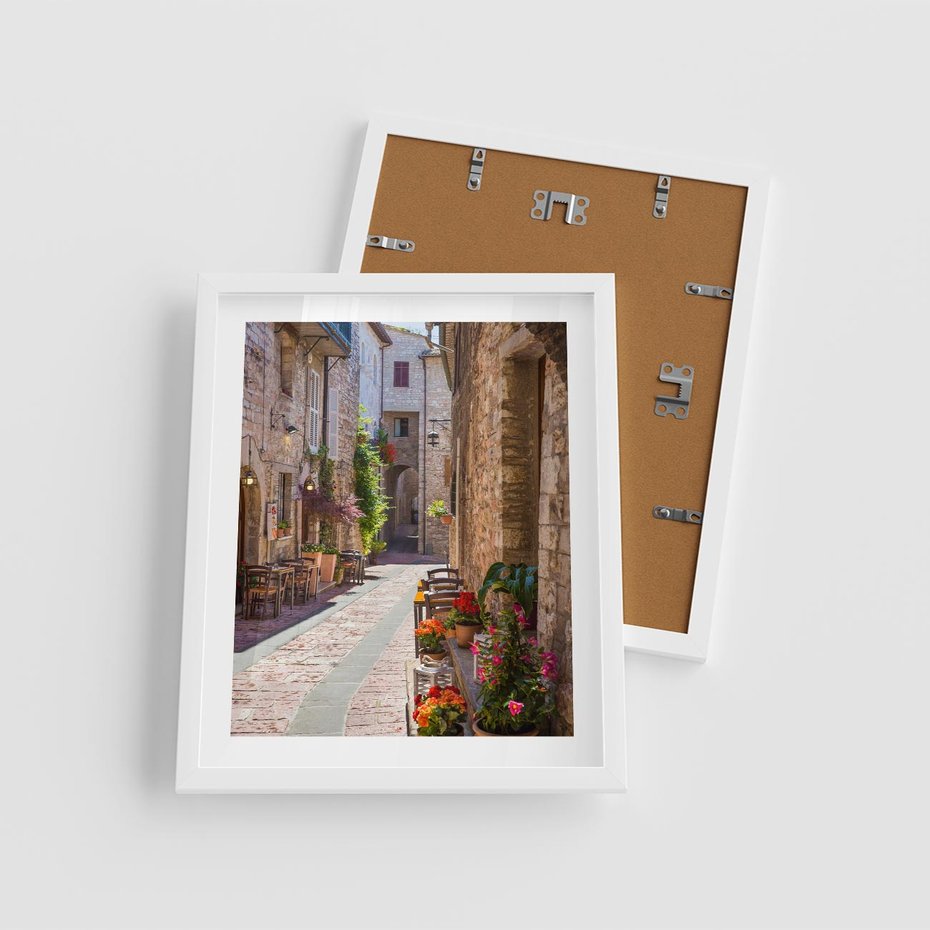 Plakat w ramie 40x50 - Malownicze Zakątki Miasta - uliczka, perspektywa - rama biała