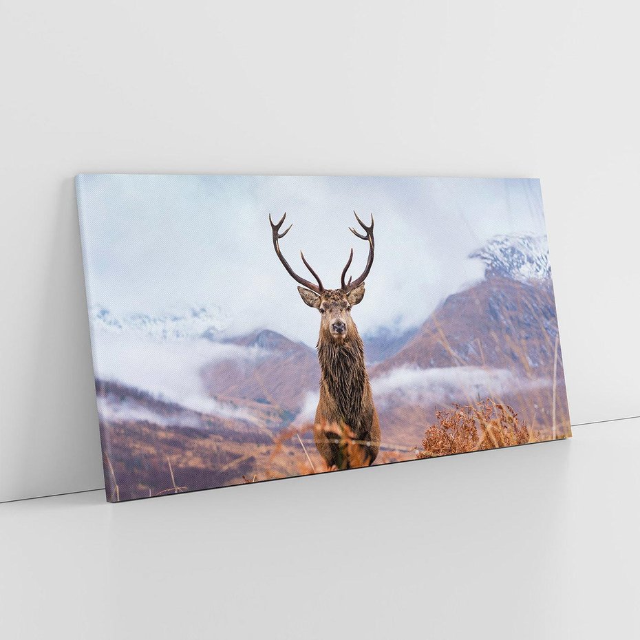 Obraz na płótnie 120x60 - Jeleń w Uśpionym Krajobrazie - jeleń na tle gór, ośnieżone góry