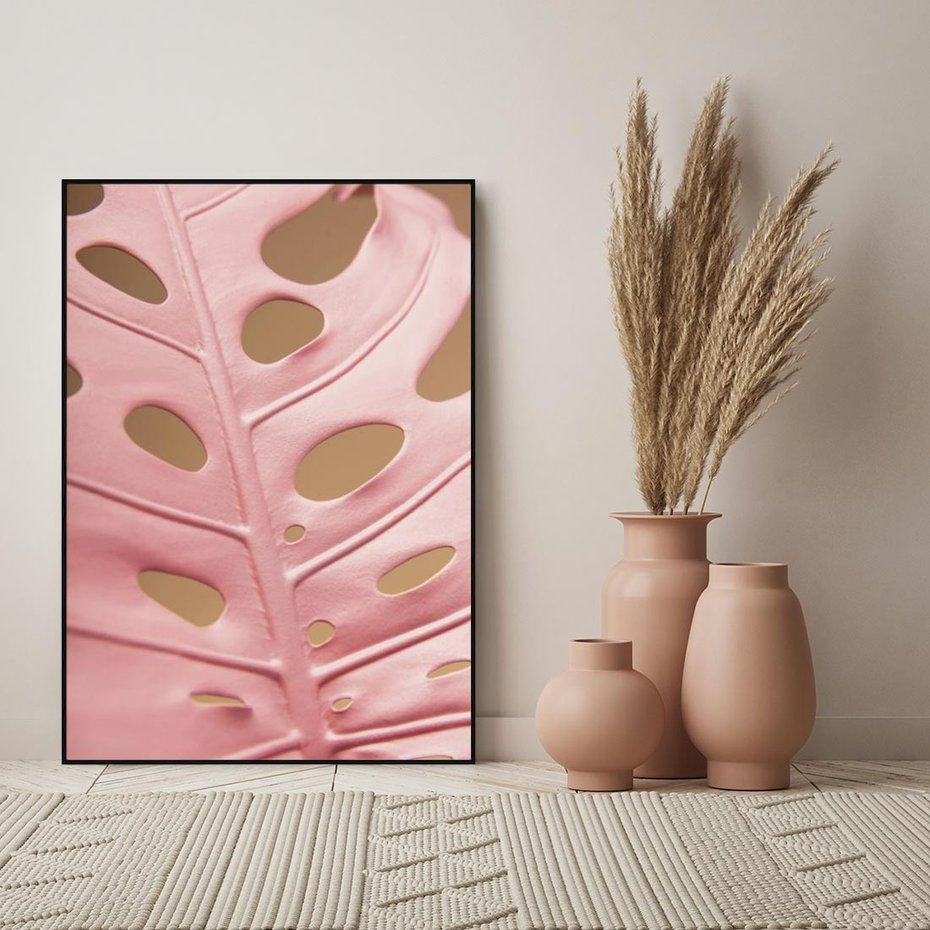 Obraz w ramie 70x100 - Różowa monstera w pełnym rozkwicie - różowa, monstera - rama czarna