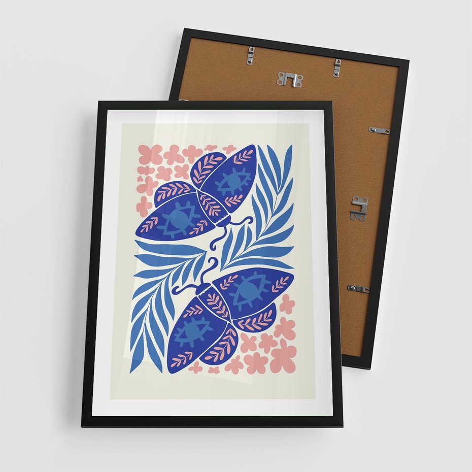 Plakat w ramie 50x70 - Migotliwa Rzeczywistość - ćmy, kwiaty - rama czarna