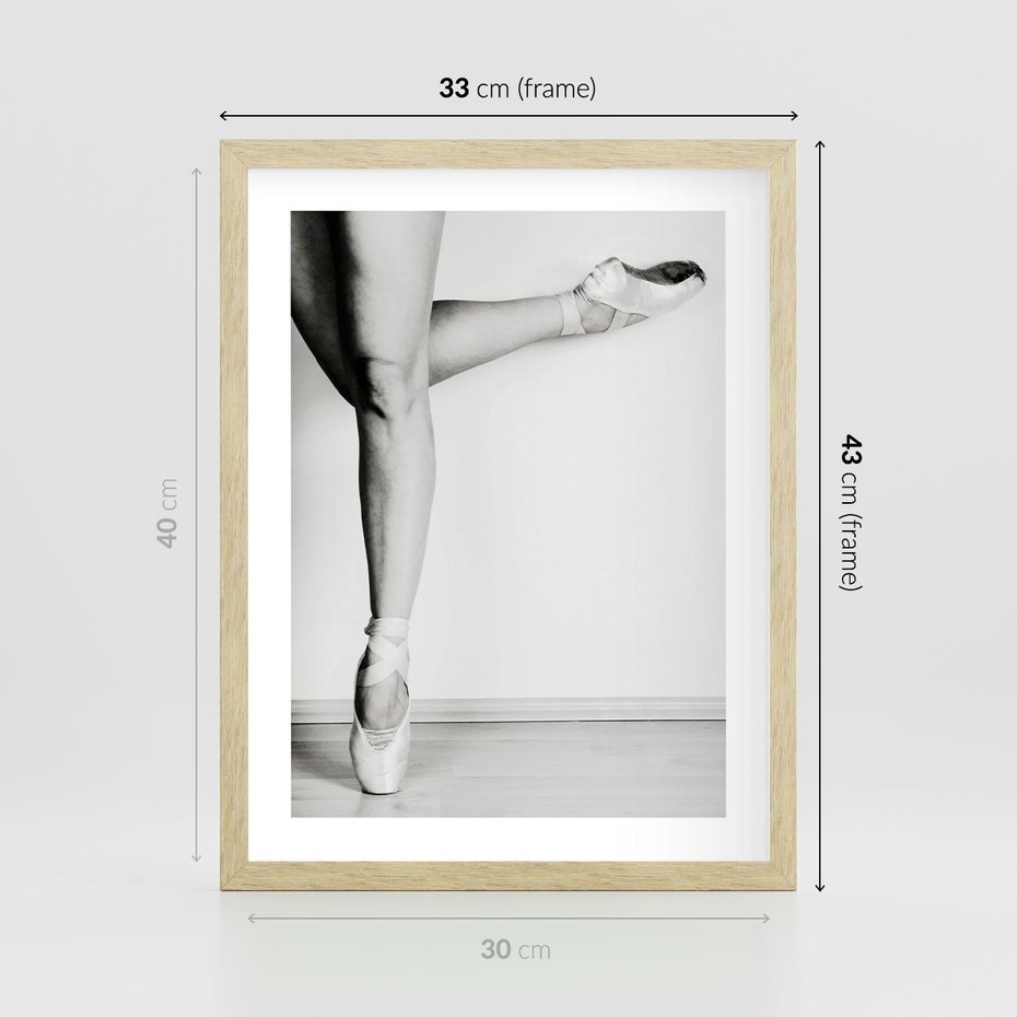 Plakat w ramie 30x40 - Tańcząca Delikatność - artystyczne zdjęcie, odcienie szarości - rama drewno