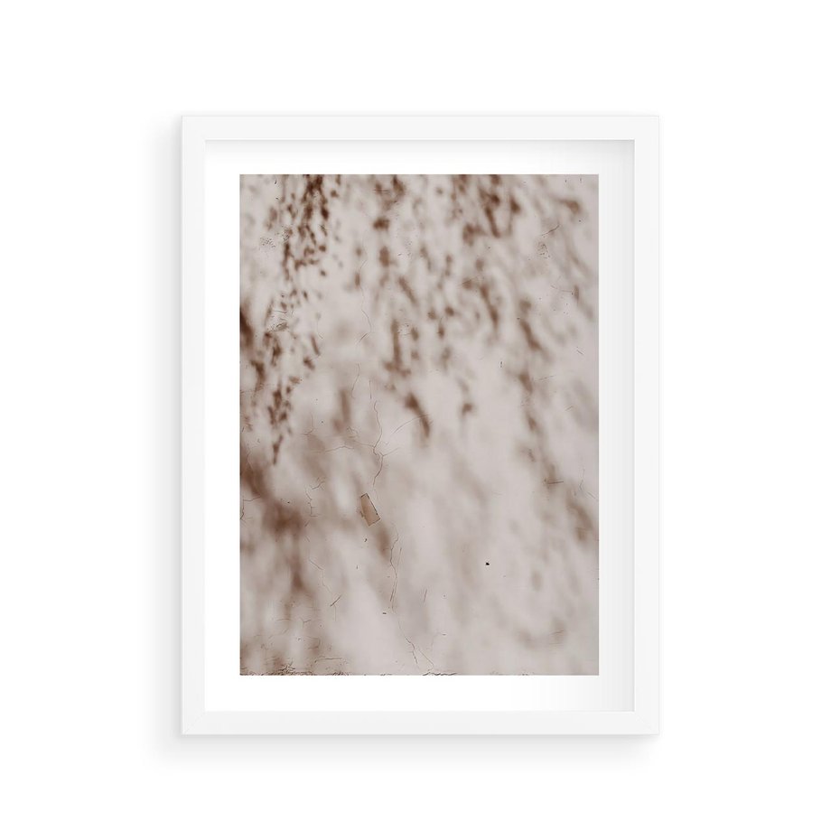 Plakat w ramie 30x40 - Cień Gałęzi - beżowa ściana, cień gałęzi - rama biała