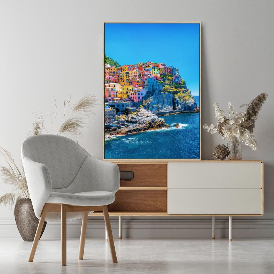 Obraz w ramie 80x120 - Barwne Wybrzeże - nadmorskie miasto na klifie, kolorowe tęczowe budynki - rama drewno