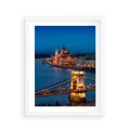 Plakat w ramie 40x50 - Mostowe miasto nocą - miasto, most - rama biała