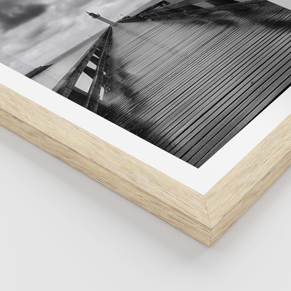 Plakat w ramie 50x70 - Romantyczny pomost z latarnią - pomost, latarnia - rama drewno