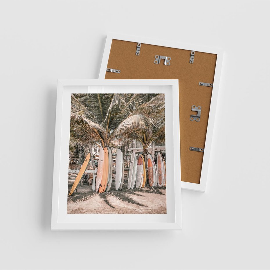Plakat w ramie 40x50 - Surfingowy Raj - deski surfingowe, na plaży - rama biała