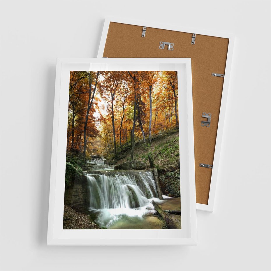 Plakat w ramie 50x70 - Jesienny wodospad w lesie - wodospad, las - rama biała