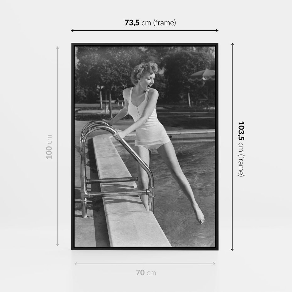 Obraz w ramie 70x100 - Retro Basen - retro zdjęcie, czarno białe - rama czarna