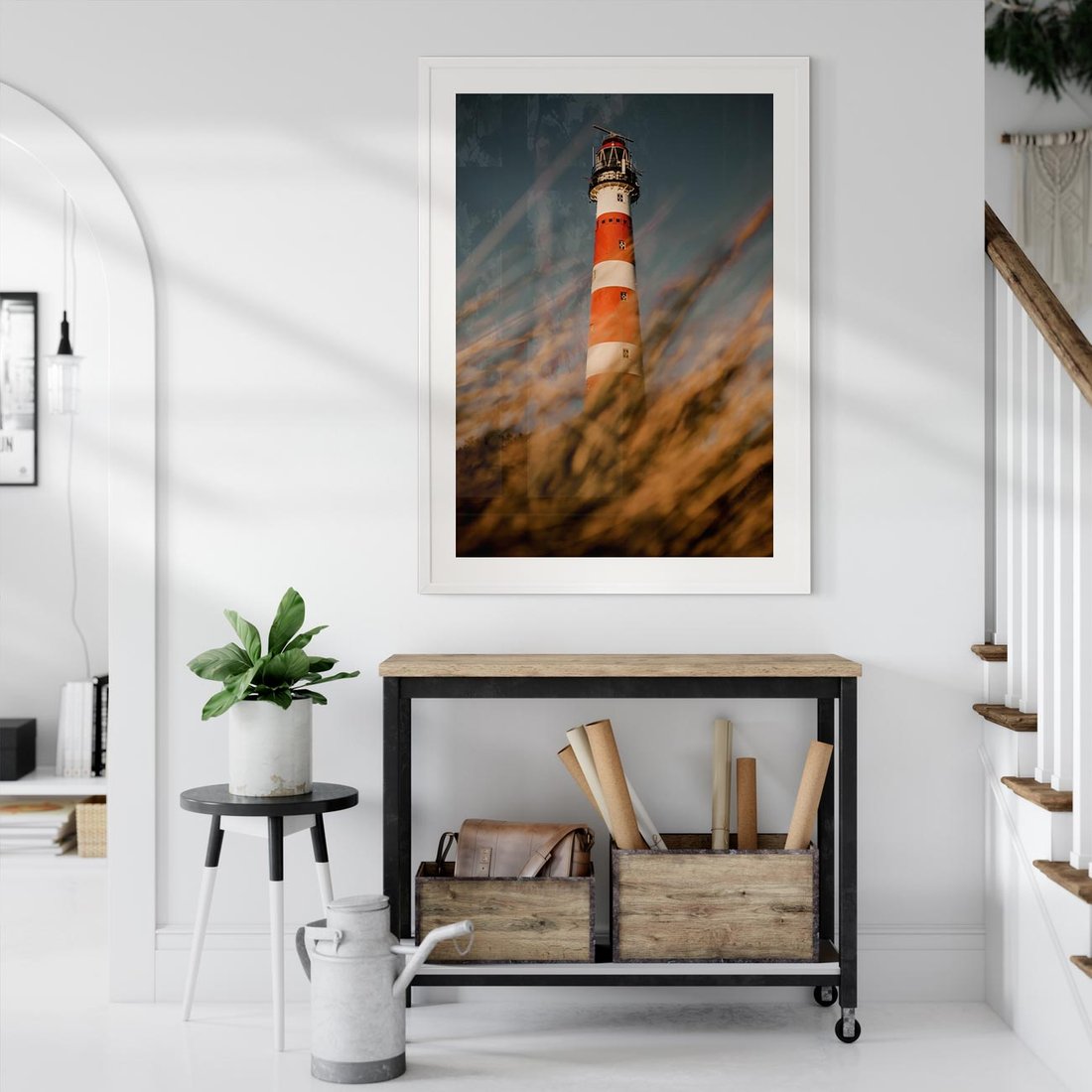 Plakat w ramie 30x40 - Magia nadmorskiego światła - latarnia morska, ujęcie z za trawy - rama biała