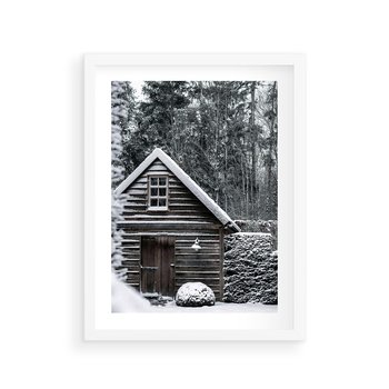 Plakat w ramie 30x40 - Zaklęta Zima - domek w lesie, śnieg - rama biała