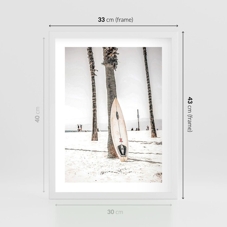 Plakat w ramie 30x40 - Plażowy Relaks - deska surfingowa, oparta o palmę - rama biała
