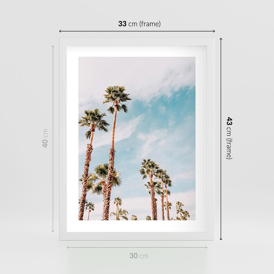 Plakat w ramie 30x40 - Tropikalna Sielskość: Palmy i Błękitne Niebo - palmy na tle błękitnego nieba - rama biała
