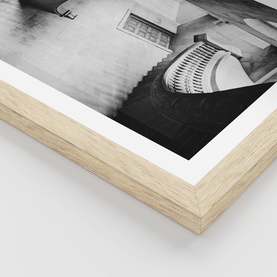 Plakat w ramie 50x70 - Po Schodach w Dół - czarno białą fotgrafia, zakręcone schody w starek kamienicy - rama drewno
