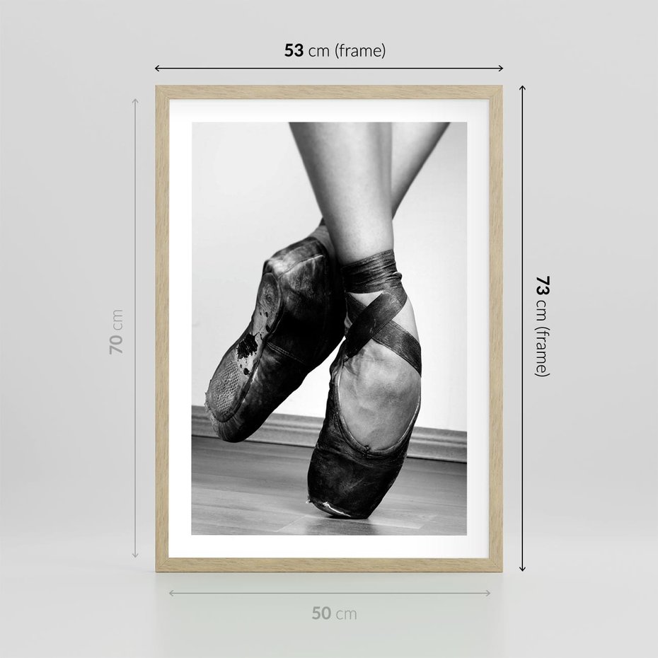 Plakat w ramie 50x70 - Taniec Zmysłów - artystyczne zdjęcie, odcienie szarości - rama drewno