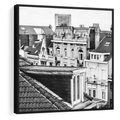 Obraz w ramie 50x50 - Miasto w Retro Odsłonie - fotografia czarno biała, ujęcie na dachy wielkiego miasta - rama czarna