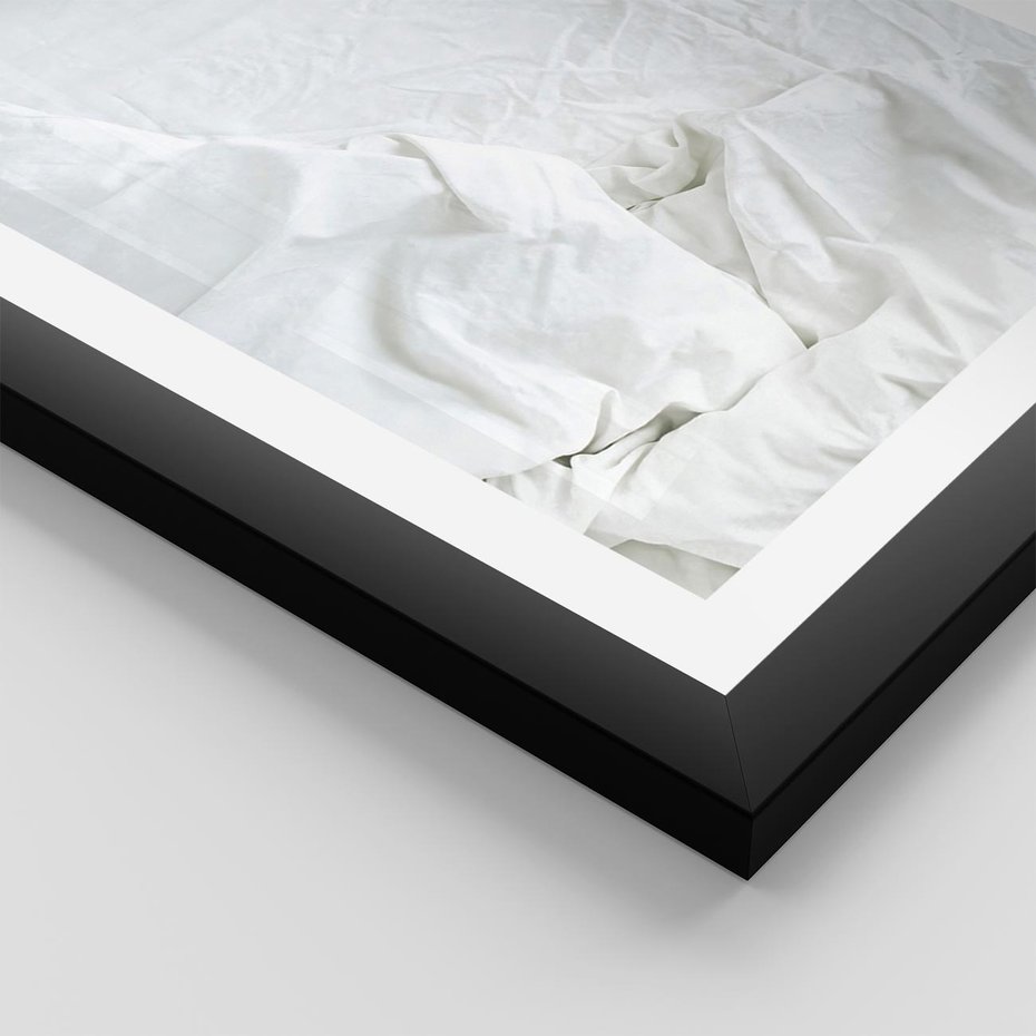 Plakat w ramie 40x50 - Sztuka i Komfort - pościel, biała kołdra poduszka - rama czarna