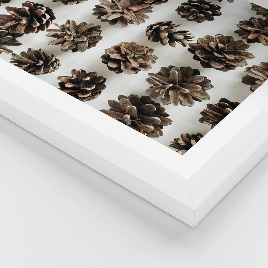 Plakat w ramie 30x40 - Jesienna Tekstura - kompozycja z suchych szyszek, jesienne szyszki - rama biała