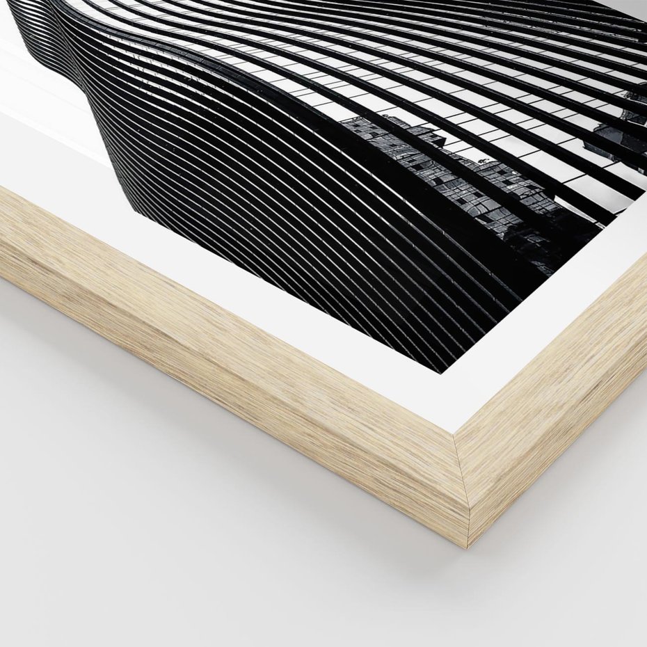 Plakat w ramie 40x50 - Falowany Wieżowiec na Fotografii - architektura, falowany wieżowiec - rama drewno