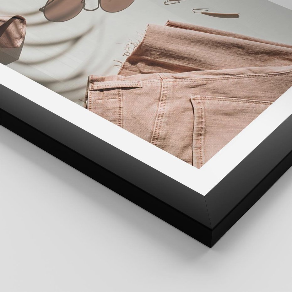 Plakat w ramie 40x50 - Urok Pudrowego Różu - zdjęcie, moda - rama czarna