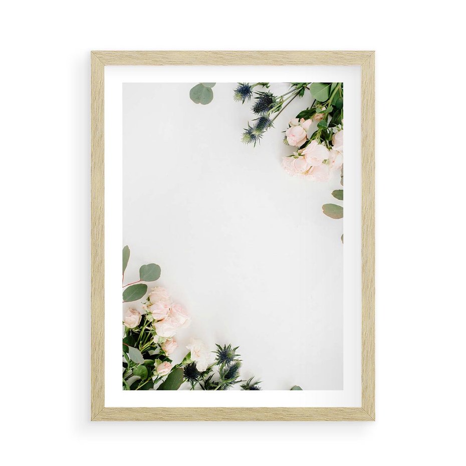 Plakat w ramie 50x70 - Kompozycja z Białych Róż i Eukaliptusa - kompozycja z białych kwiatów na białym tle, róże - rama drewno