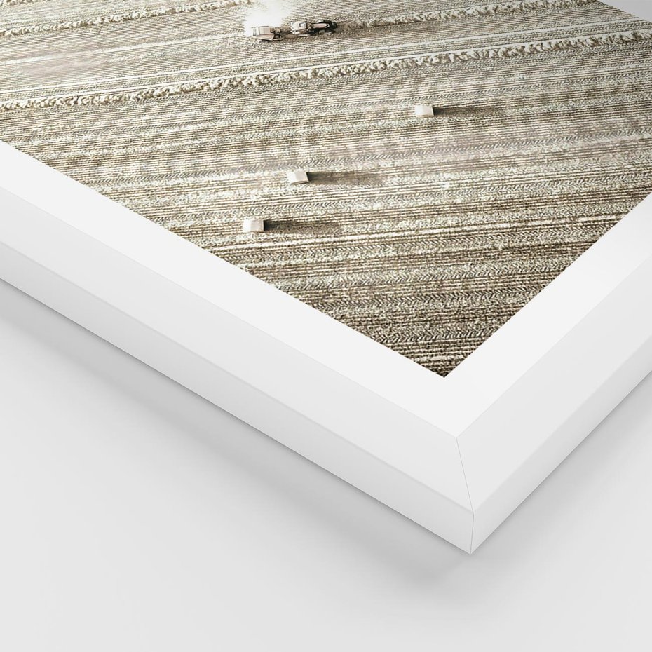 Plakat w ramie 50x70 - Pole i Żniwa na Malowniczym Zdjęciu - pole, traktor - rama biała