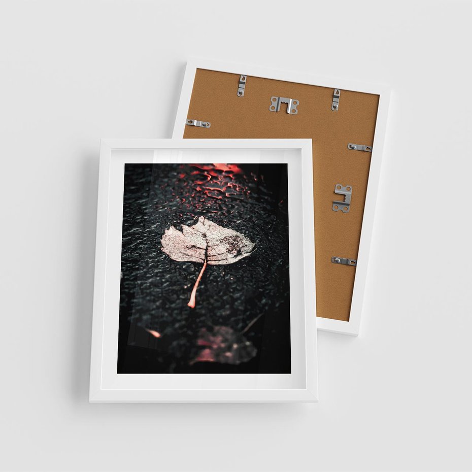 Plakat w ramie 40x50 - Jesień w Detalu: Liść na Mokrej Drodze - liść, jesień - rama biała