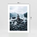 Plakat bez ramy 30x40 - To ujęcie jeziora w górach z zgaszonym ogniskiem nad brzegiem, tworząc atmosferę spokoju i refleksji w otoczeniu przyrody. - jezioro w górach, zgaszone ognisko