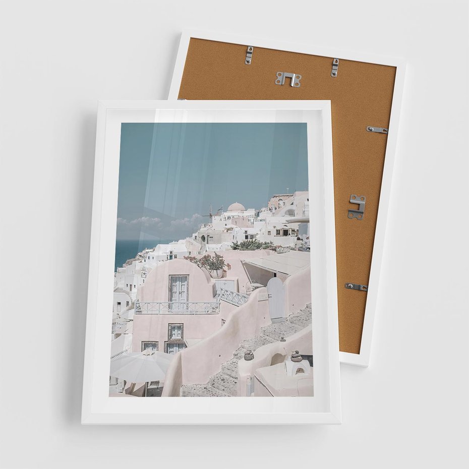 Plakat w ramie 50x70 - Śródziemnomorski Urok - zdjęcie Santorini, białe budynki - rama biała