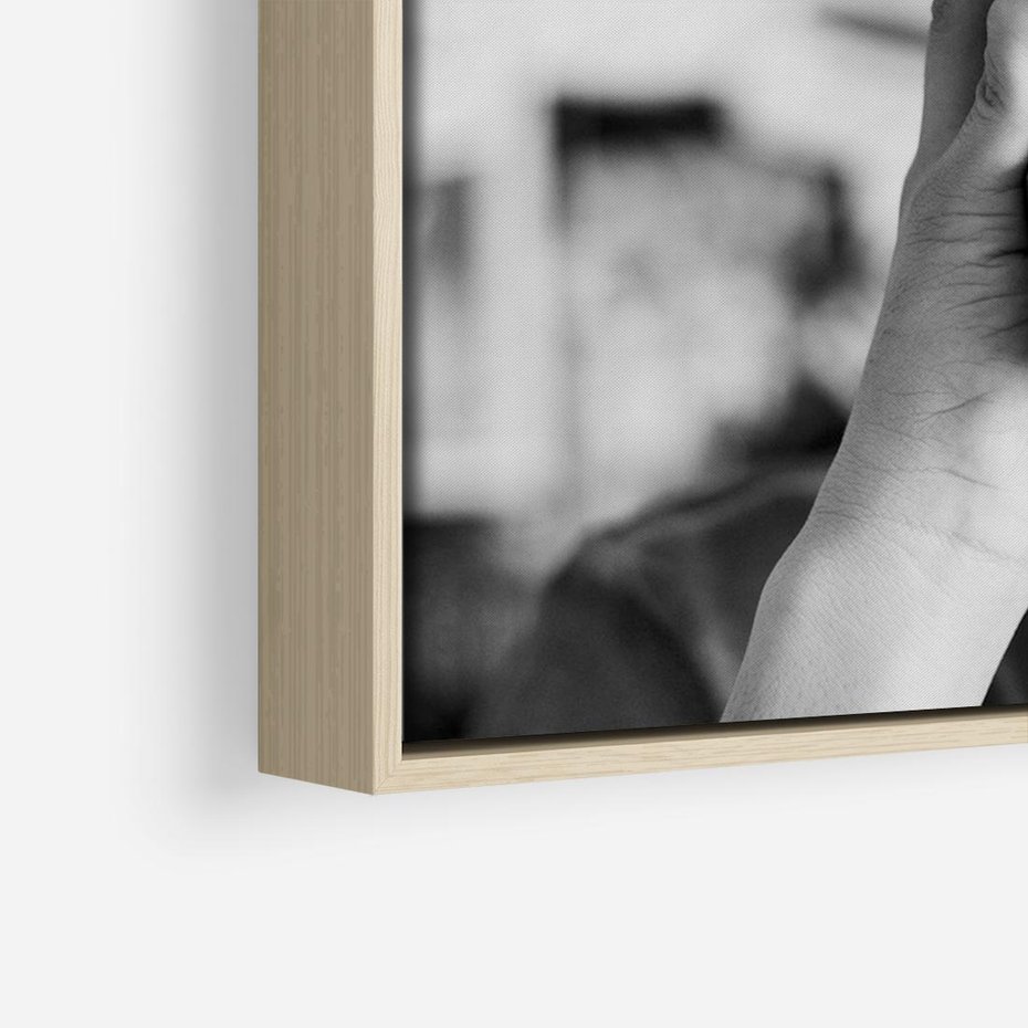 Obraz w ramie 70x50 - Mężczyzna za Aparatem - czarno białe zdjęcie, portret - rama drewno