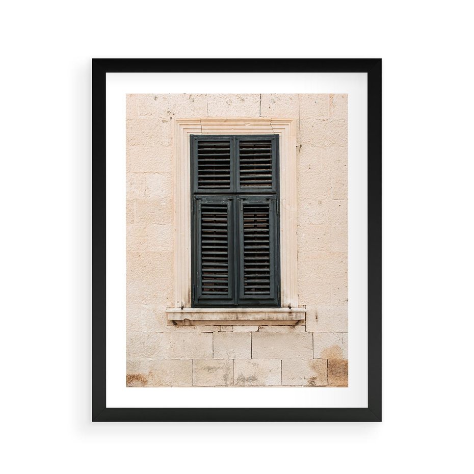 Plakat w ramie 40x50 - Urok Starego Okna z Zielonymi Okiennicami - stare okno, kamienica - rama czarna