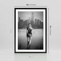 Plakat w ramie 50x70 - Kapiel w Mieście - czarno białe zdjęcie, kobieta wchodzi do wody - rama czarna