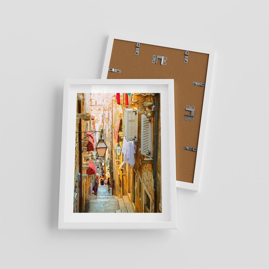 Plakat w ramie 30x40 - Odkryj tajemnice miasta - uliczka, perspektywa - rama biała