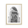 Plakat w ramie 30x40 - Zrób mi Zdjęcie - fotografia, kobieta z aparatem - rama drewno