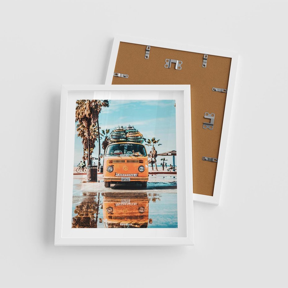 Plakat w ramie 40x50 - Wakacje na Kółkach - kamper, deski surfingowe na dachu - rama biała