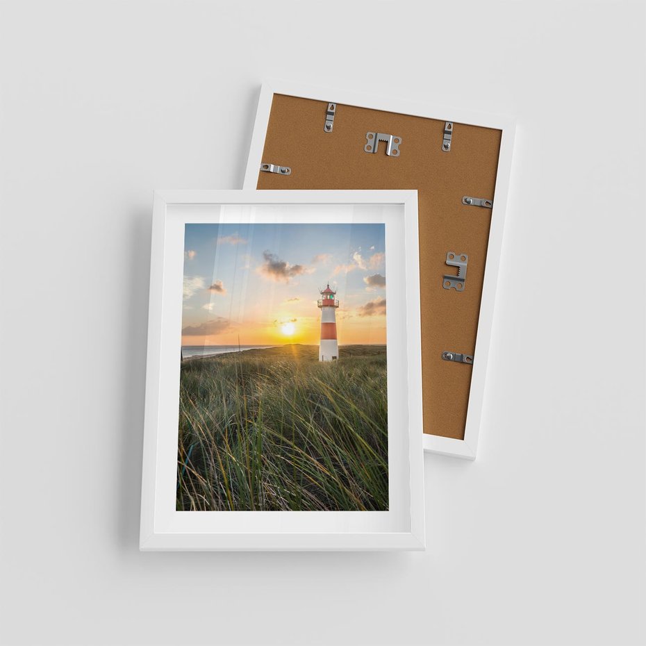 Plakat w ramie 30x40 - Magia latarni przy zachodzie - latarnia, zachód - rama biała