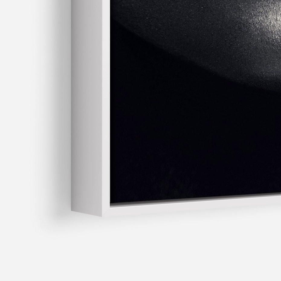 Obraz w ramie 50x70 - Złote Usta Kobiety - złote, usta - rama biała