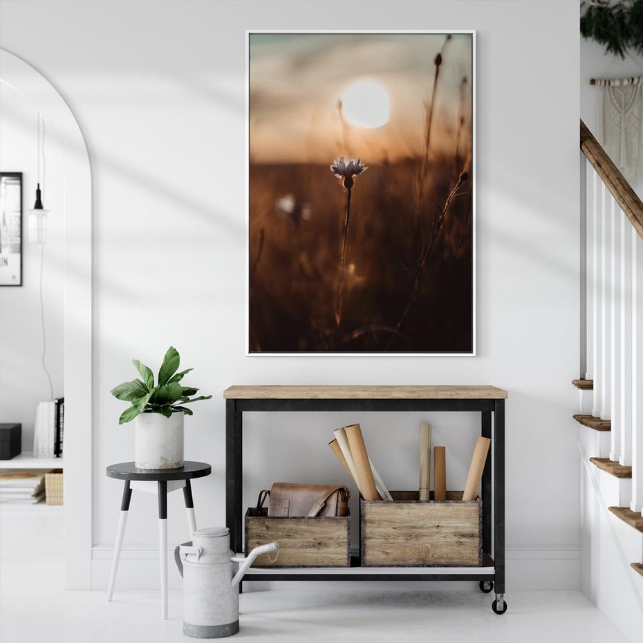 Obraz w ramie 70x100 - Spokój łąki pod zachodem słońca - zachód, słońca - rama biała