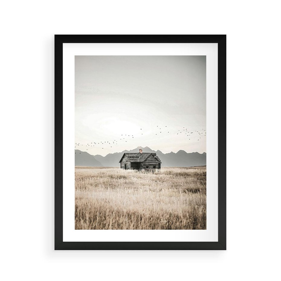 Plakat w ramie 40x50 - Wiejska Idylla - stary drewniany dom w polu suchej trawy, fotografia - rama czarna