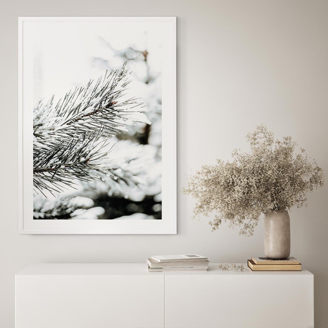 Plakat w ramie 30x40 - Chwila Zimowej Magii - iglasta gałązka, śnieg - rama biała