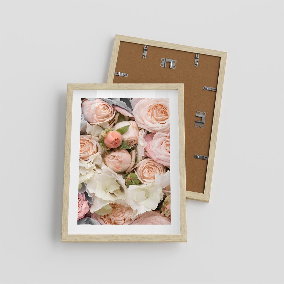 Plakat w ramie 30x40 - Kwiatowy Rarytas: Róże w Herbacianym Zbliżeniu - kwiaty, herbaciane - rama drewno