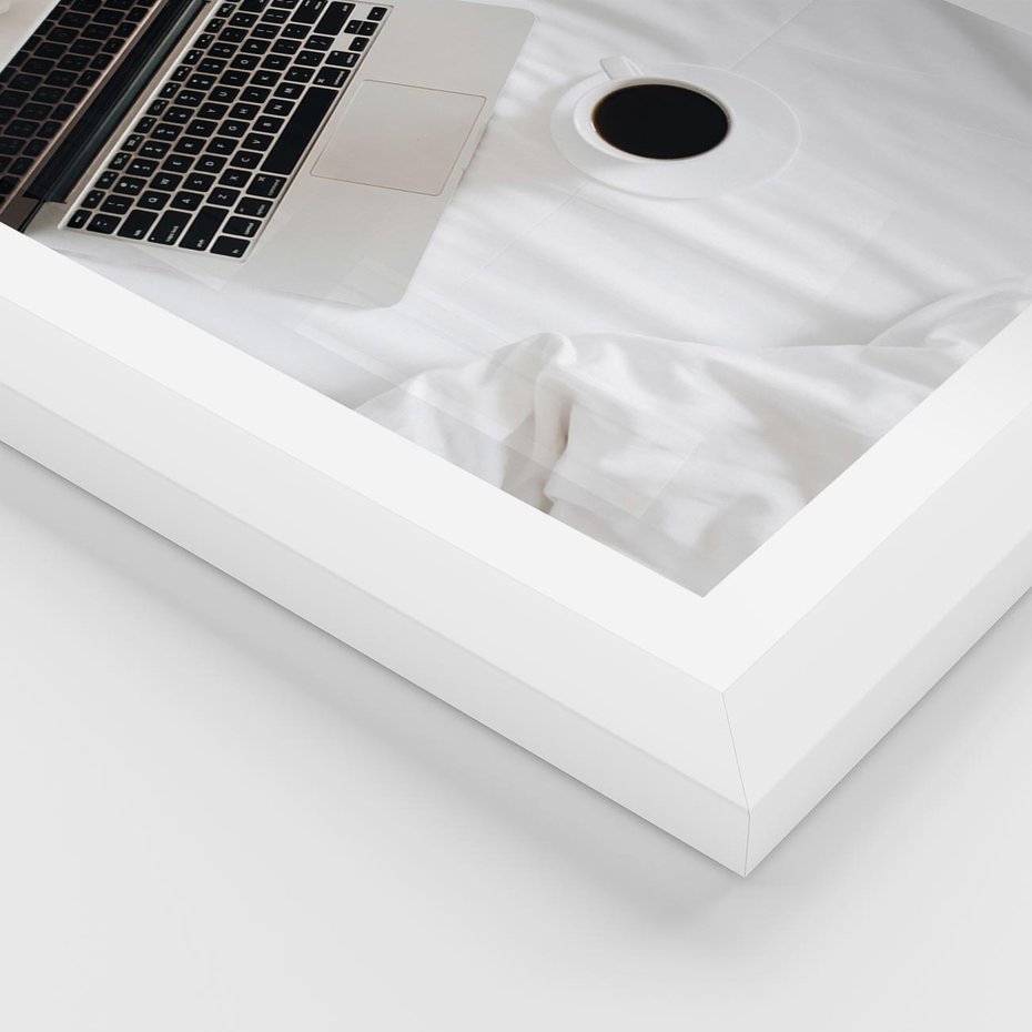Plakat w ramie 30x40 - Relaks w Łóżku: Kawa i Laptop w Pościeli - komputer, na łóżku - rama biała