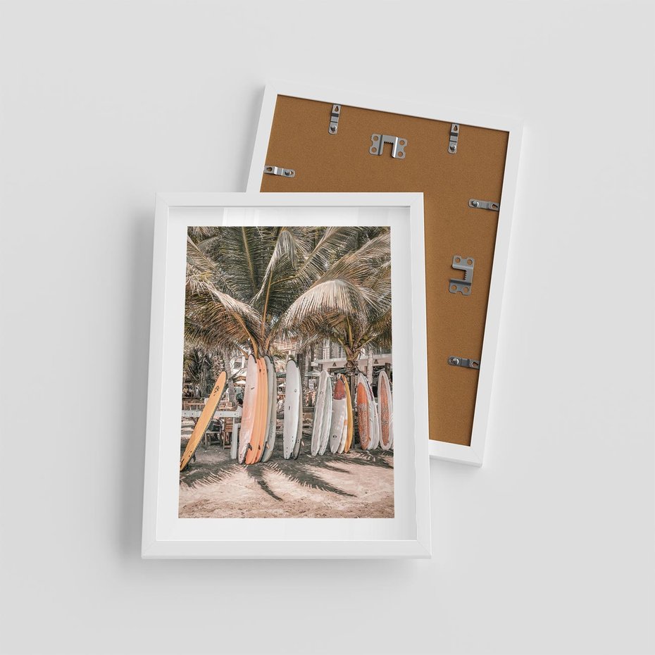Plakat w ramie 30x40 - Surfingowy Raj - deski surfingowe, na plaży - rama biała