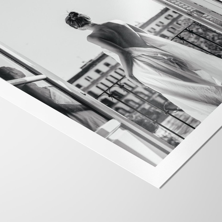 Plakat bez ramy 50x70 - Poranki w Paryżu - czarno białe zdjęcie, kobieta w prześcieradle na balkonie
