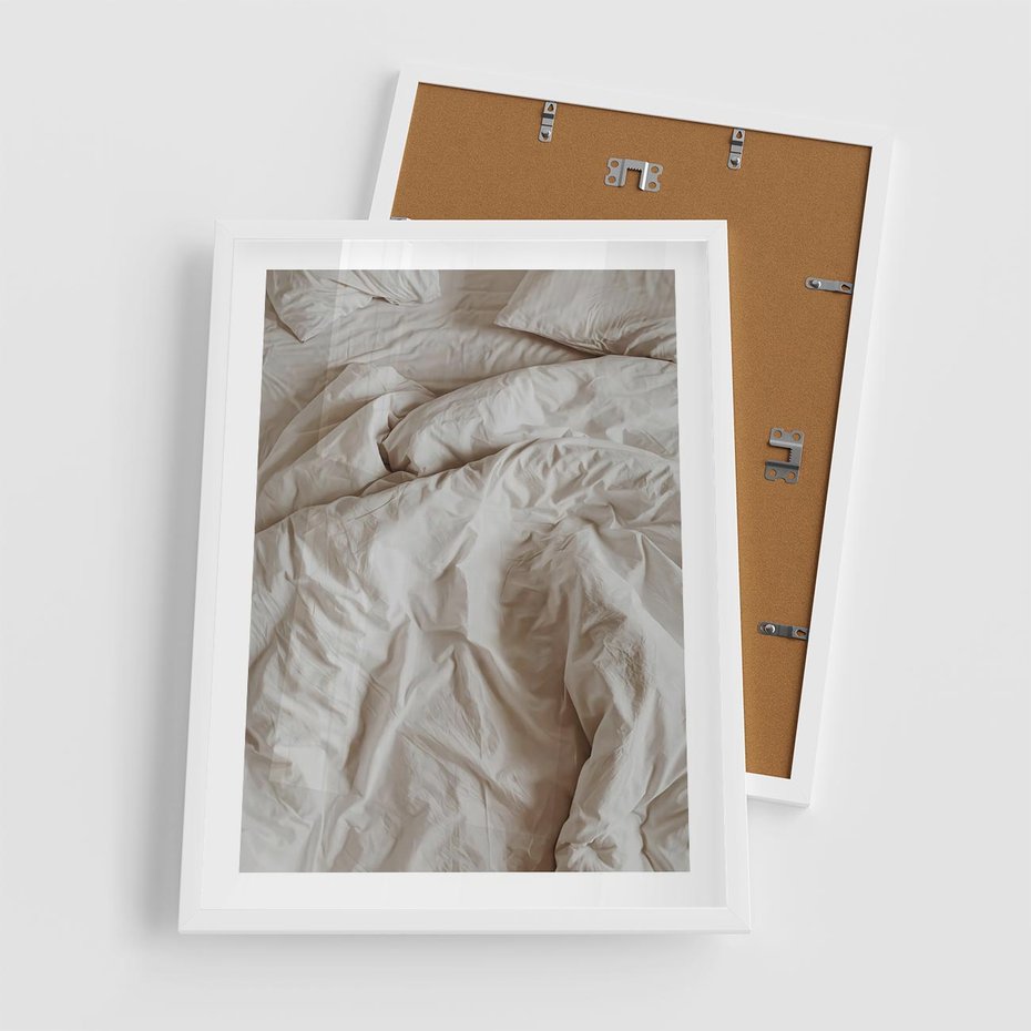 Plakat w ramie 50x70 - Spokojna Noc - biała pościel, zdjęcie do sypialni - rama biała