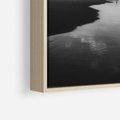 Obraz w ramie 50x70 - Nadmorska Melodia - czarno białe zdjęcie, plaża - rama drewno
